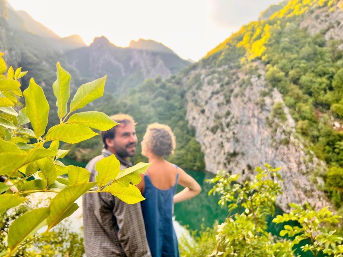 Neomalsore Agrotourism, Komani Lake Hotel Екстериор снимка