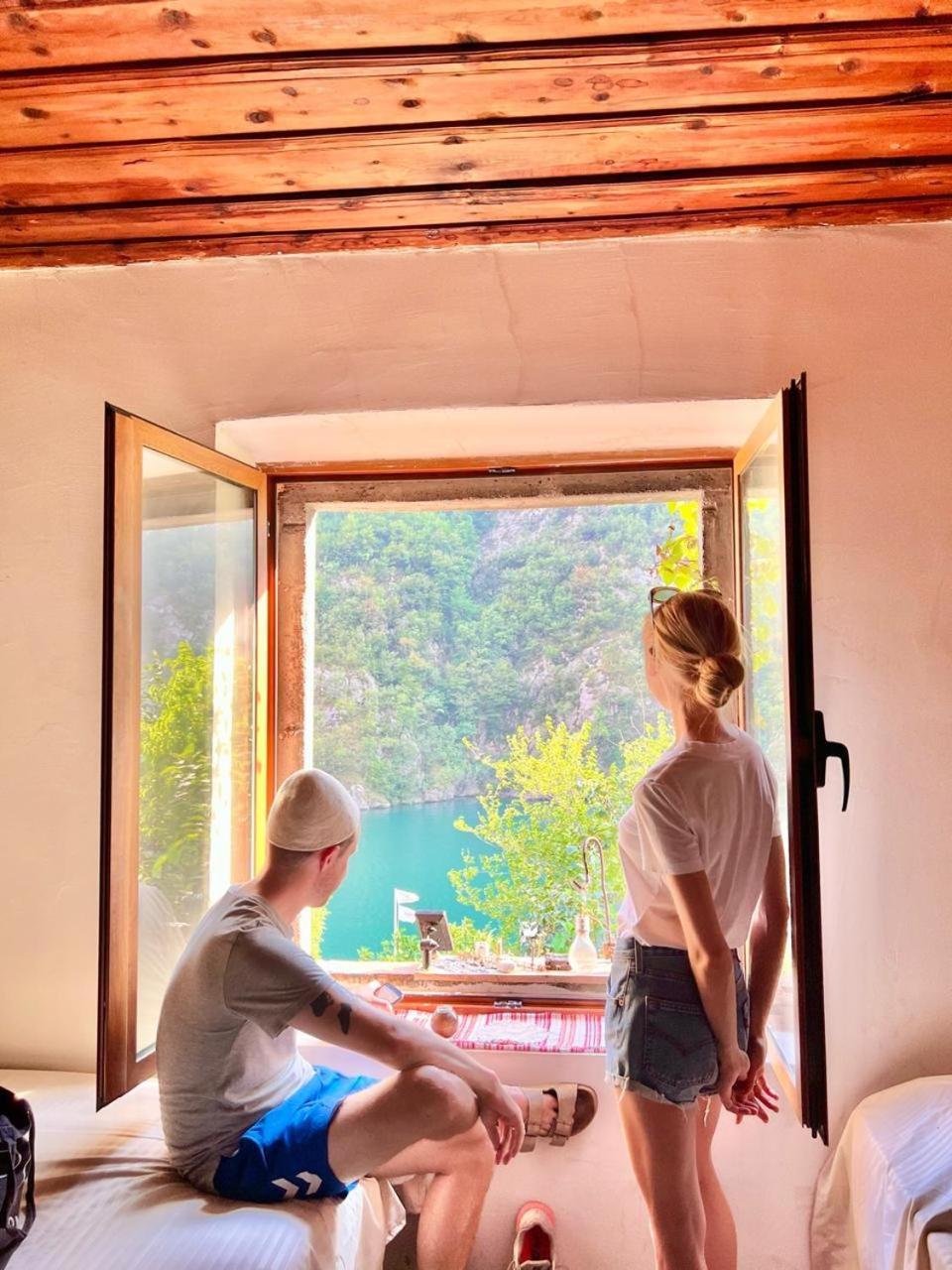 Neomalsore Agrotourism, Komani Lake Hotel Екстериор снимка